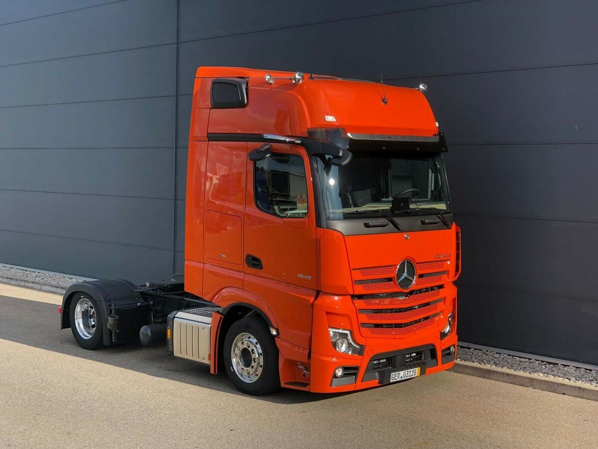 Тягач Mercedes-Benz Actros 1845 LS