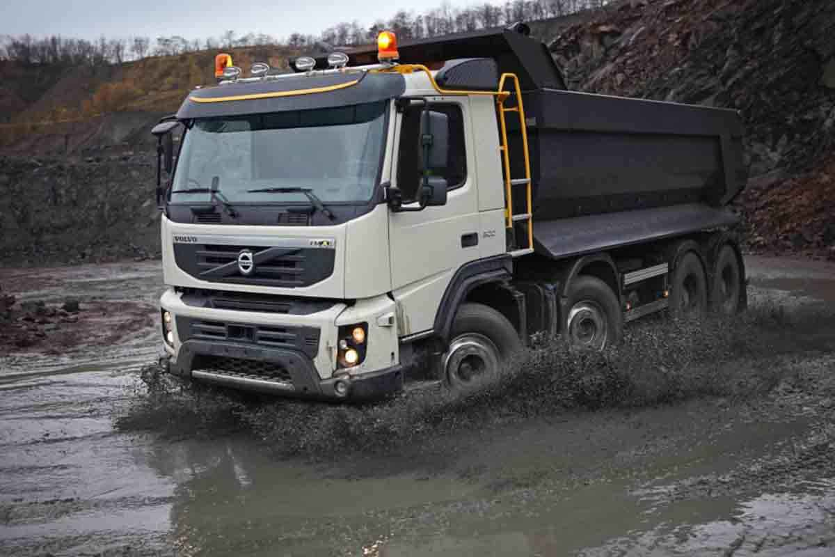 volvo fm 8x4 самосвал